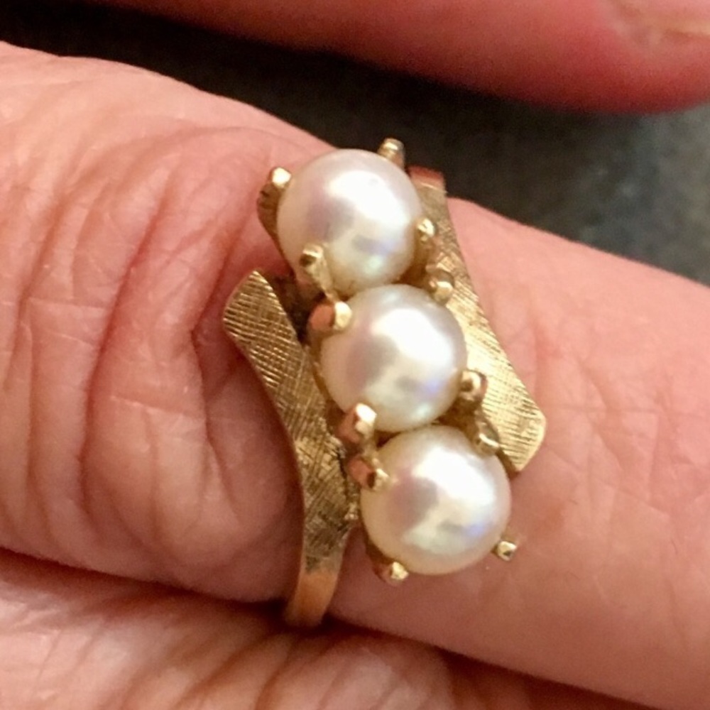 VINTAGE TRIPLE PEARL SOLID GOLD RING - Picture 2 of 7